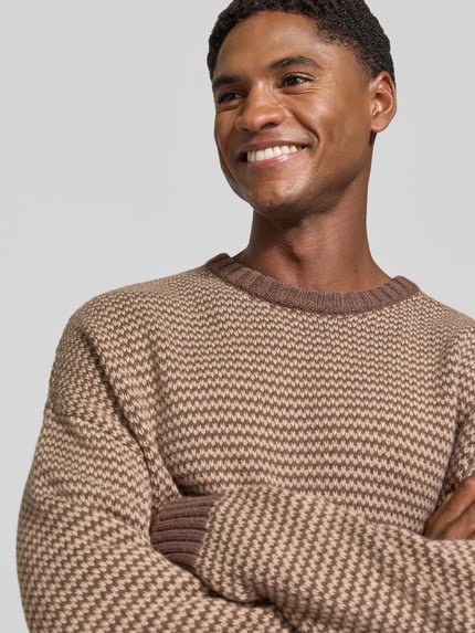 Männermodel trägt Relaxed Fit Strickpullover mit Streifen-Muster Modell 'NEELIO' von DRYKORN, Material-Mix mit Woll-Anteil, Nahaufnahme Oberkörper.