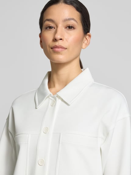 Frauenmodel trägt Jacke mit Umlegekragen und Brusttaschen von monari aus Material-Mix mit Stretch-Anteil, Regular-Fit, Nahaufnahme Oberkörper.