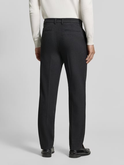 Männermodel trägt Straight Fit Stoffhose mit Viskose-Anteil von Lindbergh, dezente Bügelfalten, dunkler Farbton, Ganzkörperansicht Rückansicht. Elastischer Material-Mix und komfortable Passform für Herren.