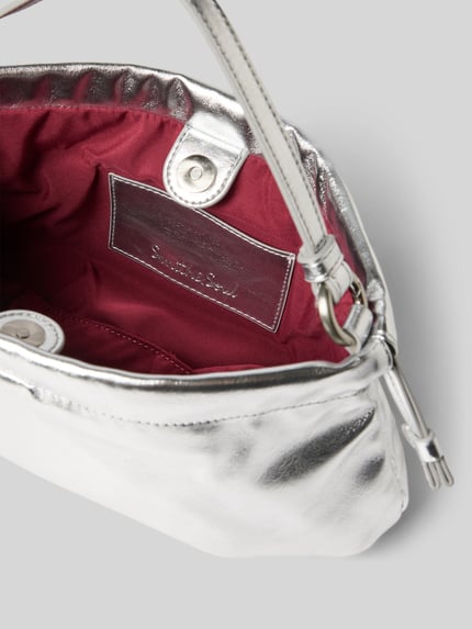 Produktfoto, Handtasche met schouderriem van Smith and Soul, metallic, hoofvak met drukknoopsluiting, draagband, breedte 30 cm, lengte 19 cm, diepte 2 cm, schouderbandlengte 29 cm, rood gevoerd
