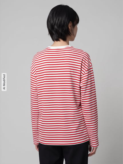 Frauenmodel trägt Regular Fit Langarmshirt aus Baumwoll-Mix Modell 'ADIE' von Pieces, Two Tone Rot-Weiß, Feinripp, Ganzkörperansicht Rückansicht, KI-modifiziertes Bild