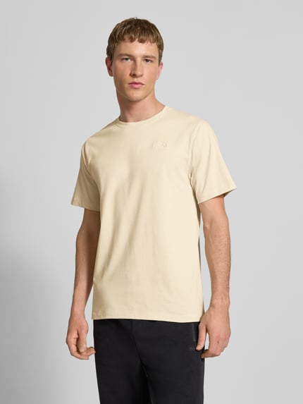 Mannelijk model draagt T-Shirt mit Label-Stitching van The North Face, katoenmix, regular fit, ronde hals, ruglengte maat M 70 cm, vooraanzicht bovenlichaam
