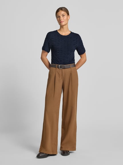 Vrouwenmodel draagt donkerblauw slim fit t-shirt uit viscosemix Model 'NATACHA' van Cph Muse met structuurpatroon, vooraanzicht, ruglengte maat S 47 cm, mouwlengte maat S 24 cm.