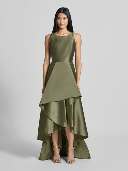 Frauenmodel trägt Abendkleid aus Satin von Adrianna Papell in Olive mit Vokuhila-Design, taillierter Passform, Rundhalsausschnitt, ärmellos, Ganzkörperansicht von vorne.