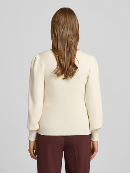 Vrouwenmodel draagt gebreide pullover met pofmouwen model 'DIEKA' van Lauren Ralph Lauren, katoenmix met modal, riblook, slim fit, vierkante hals, ruglengte S 58 cm, mouwlengte S 67 cm, kleur crème, donkerrode broek, geheel achteraanzicht.