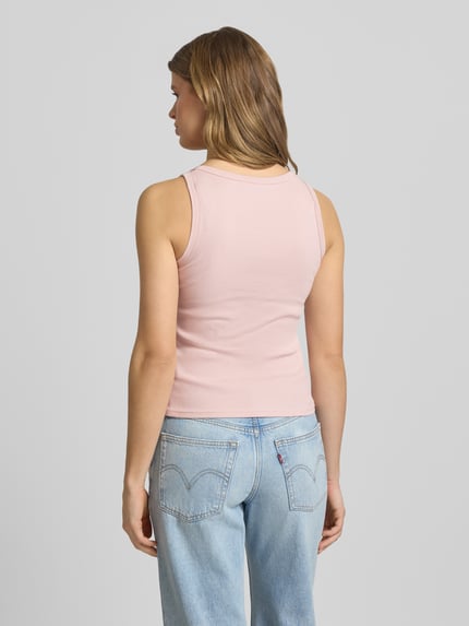 Vrouwenmodel draagt nauwsluitend Pegador tanktop met logoprint model 'Cesis' van katoenmix met stretch, fijnrib, ruglengte maat S 49 cm, geheel achteraanzicht.