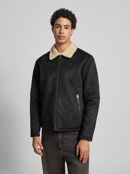 Mannenmodel draagt Regular Fit Bomberjacke met kunstbontkraag model 'ROYCE' van Only & Sons in suède-look met rits, voorkant, halve lichaamsaanzicht.