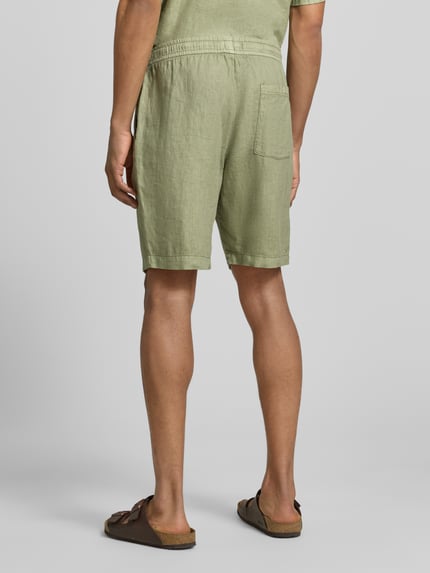 Männermodel trägt Shorts mit elastischem Bund und Gesäßtasche von MCNEAL aus Reine Baumwolle Regular-Fit, Ganzkörperansicht Rückansicht.