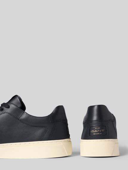Produktfoto, Sneaker aus echtem Leder Modell 'Julien' von Gant, logo-prägung, profilierte Sohle, Absatzhöhe 3 cm, Schafthöhe 8 cm, Szerokość w rozmiarze 44: 9 cm, kolor granatowy, zaokrąglony kształt, tekstura gładkiej skóry