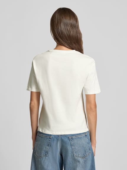 Frauenmodel trägt Regular Fit T-Shirt aus reiner Baumwolle mit Blumen-Applikation von Christian Berg Woman, weiß, glatte Textur, Ganzkörperansicht Rückansicht