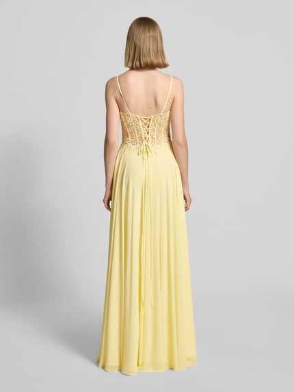 Vrouwenmodel draagt corsetjurk met stitchings en vetersluiting aan de achterkant van Luxuar van chiffon, getailleerd model, maxi-jurk, met siersteentjes, loopsplit, ruglengte bij maat 36: 145 cm, borstwijdte bij maat 36: 31 cm, volledige rugaanzicht.