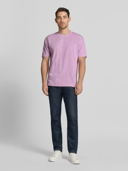 Männermodel trägt Relaxed Fit T-Shirt aus reiner Baumwolle von Marc O'Polo in Optik: Unifarben, Passform: Relaxed-Fit, Label-Stitching-Applikation, Rundhals, Ärmelform: Kurzarm, Materialverarbeitung: Jersey, Ganzkörperansicht von vorne.