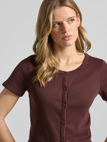 Frauenmodel trägt Regular Fit T-Shirt aus reiner Baumwolle von Marc O'Polo Denim, gerippte Struktur in Braun, Nahaufnahme Oberkörper.