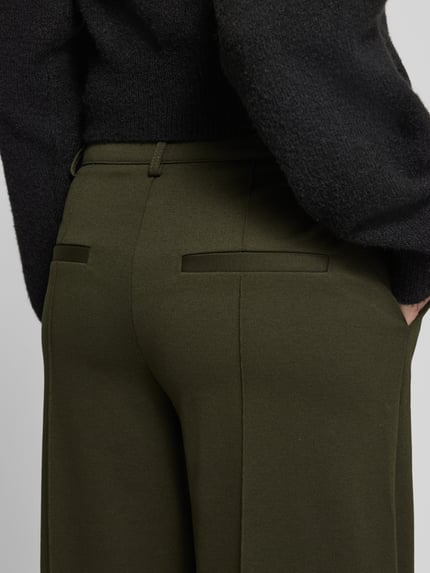 Männermodel trägt spodnie z szerokimi nogawkami z szwami wzdłużnymi Model 'KATE' od ICHI, Mieszanka materiałów z dodatkiem wiskozy, Ganzkörperansicht Rückansicht