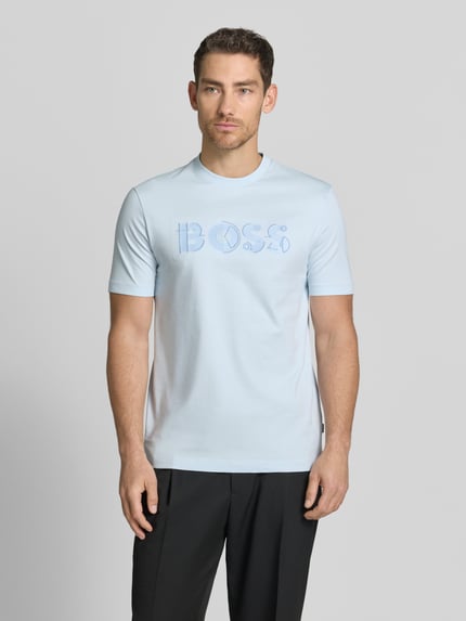 Männermodel trägt Regular Fit T-Shirt aus reiner Baumwolle Modell 'C-THOMPSON 89' von BOSS, Optik: Unifarben, Nahaufnahme Oberkörper.