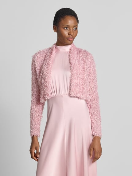 Frauenmodel trägt Cropped Jacke aus Effektgarn mit V-Ausschnitt von SWING in Rosa, Slim Fit, weiche Textur, Nahaufnahme Oberkörper.