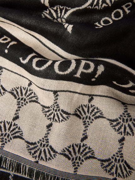Produktfoto, Schal mit Label-Print von JOOP!, schwarz-beige, Viskose-Mix, rechteckige Form, Ausfransungen, Struktur und Muster sind klar erkennbar.