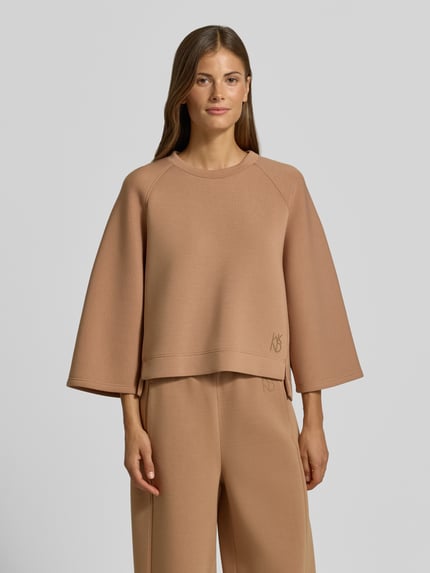 Frauenmodel trägt Boxy Fit Sweatshirt aus Modal-Mix Modell 'VASTO' von Max Mara Weekend Max Mara in Beige mit glatter Textur, Ganzkörperansicht von vorne.