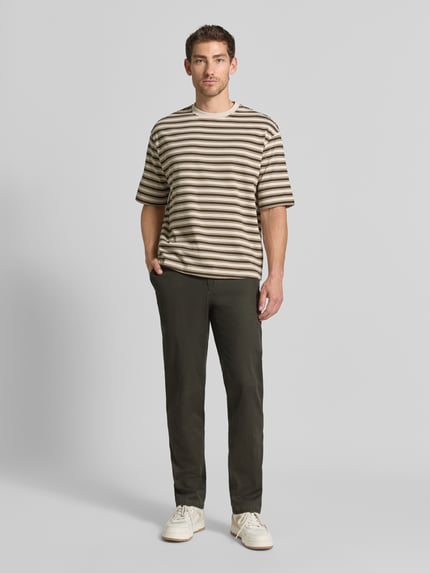 Männermodel trägt Gerade Hose aus Viskose-Mix Modell 'Everest' von Brax, Herren, dunkelgrün, glatte Textur, Ganzkörperansicht von vorne.