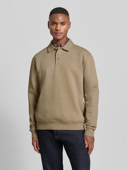Männermodel trägt Poloshirt mit gerippten Abschlüssen von MCNEAL in Beige, Baumwoll-Mix, Lockerer-Schnitt, Ganzkörperansicht von vorne.