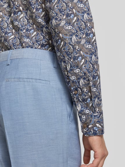Männermodel trägt Slim Fit Businesshemd aus reiner Baumwolle Modell 'New Kent' von Seidensticker mit blauem Muster, Nahaufnahme Oberkörper, Herren Businesshemd von Seidensticker.