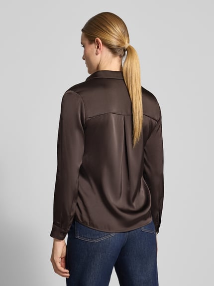 Frauenmodel trägt Bluse mit V-Ausschnitt und Knopfleiste von Neo Noir aus braunem Satin, Straight Fit, Umlegekragen, Rückenansicht.