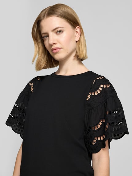 Frauenmodel trägt Damen T-Shirt mit Lochstickerei Modell 'LORAINE' von Soyaconcept aus Reine Baumwolle, Regular-Fit, Nahaufnahme Oberkörper.