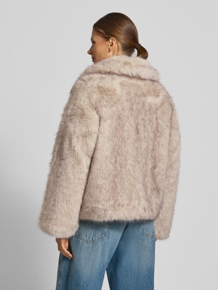 Frauenmodel trägt Relaxed Fit Jacke aus Kunstfell Modell 'AYANA' von ICHI in Beige, weiche Textur, Rückenansicht, Ganzkörperansicht Rückansicht. Damen Jacke mit Umlegekragen, Rückenlänge 61 cm, Schulterbreite 45 cm, Brustweite 51 cm, Ärmellänge 59 cm.