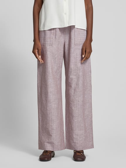 Vrouwenmodel draagt Wide Leg Pants aus Leinen-Mix mit Eingrifftaschen van MM by Max Mara, loose fit, wit-roze ruitpatroon, elastische tailleband met koord, zijzakken, katoenmengsel, model 'FAUNA', volledige lichaamsvooraanzicht.