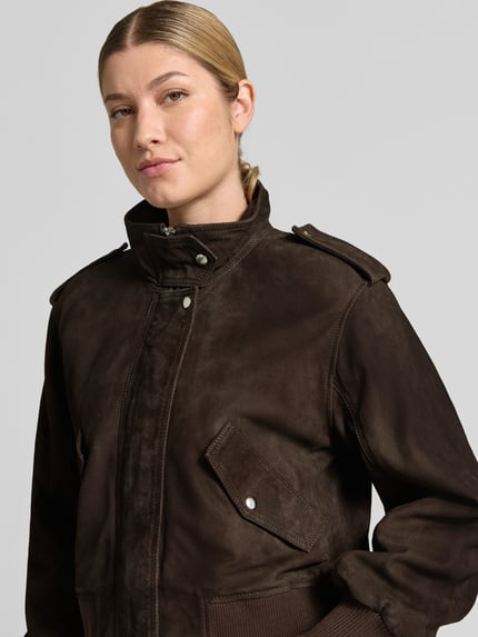 Frauenmodel trägt Regular Fit Lederjacke aus echtem Ziegenleder von Marc O'Polo, dunkelbraune Farbe, Nahaufnahme Oberkörper. Damen Leder- / Kunstlederjacke.