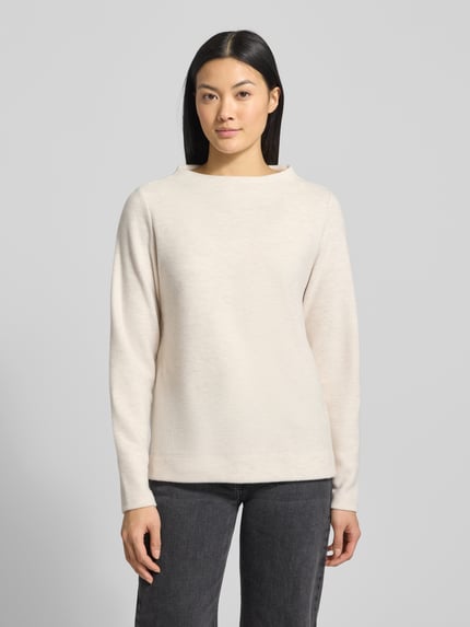 Vrouwenmodel draagt Regular Fit Sweatshirt aus Baumwoll-Mix van s.Oliver RED LABEL, effen crème, lange mouwen, katoenmix, voorkant, bovenlichaam close-up.