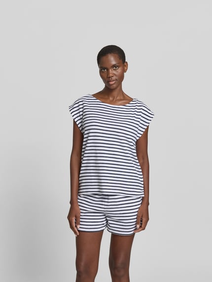 Frauenmodel trägt T-Shirt in Frottee-Optik von Juvia, Baumwoll-Mix, gestreift, Relaxed Fit, Rundhalsausschnitt, Ganzkörperansicht von vorne.