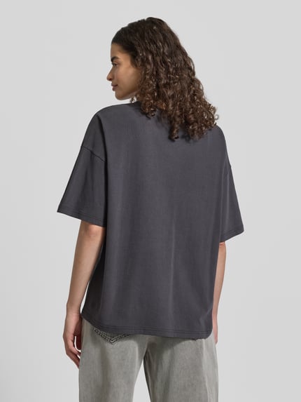 Männermodel trägt Relaxed Fit T-Shirt mit floralem Stitching von JAKE*S STUDIO WOMAN, ciemnoszary kolor, okrągły dekolt, krótki rękaw, długość tyłu 64 cm w rozmiarze 38, Ganzkörperansicht Rückansicht.