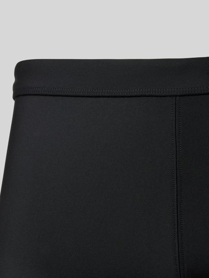 Produktfoto, schwarze Slim Fit Bade-Trunks mit Logo-Detail von Calvin Klein Underwear, elastischer Material-Mix, feine Textur