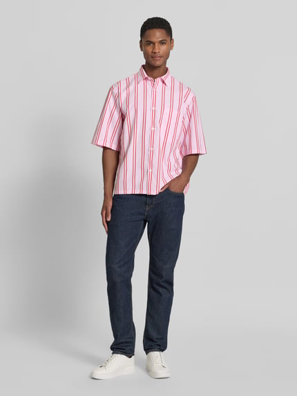 Männermodel trägt Regular Fit Freizeithemd mit Kentkragen und Brusttasche von Lindbergh, Reine Baumwolle, Allover-Look, Ganzkörperansicht von vorne.