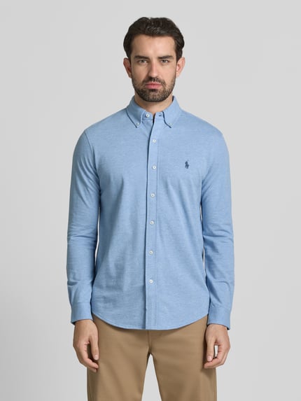 Männermodel trägt Freizeithemd mit Knopfleiste von Polo Ralph Lauren in Hellblau, Baumwolle, Regular Fit, Knopfleiste, Ganzkörperansicht von vorne.