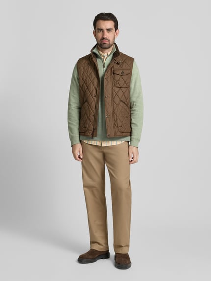 Männermodel trägt grünes Sweatshirt mit Stehkragen von Polo Ralph Lauren aus reiner Baumwolle, Regular Fit, Ganzkörperansicht von vorne.