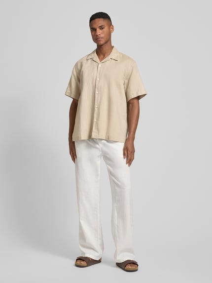 Männermodel draagt Relaxed Fit vrijetijdsoverhemd uit mix van linnen en katoen model 'RLXCLAY' van HUGO, look: effen, gestructureerd, korte mouw, reverskraag, doorlopende knoopsluiting, labelapplicatie, materiaalverwerking: gevlamd garen, Ganzkörperansicht van voren.