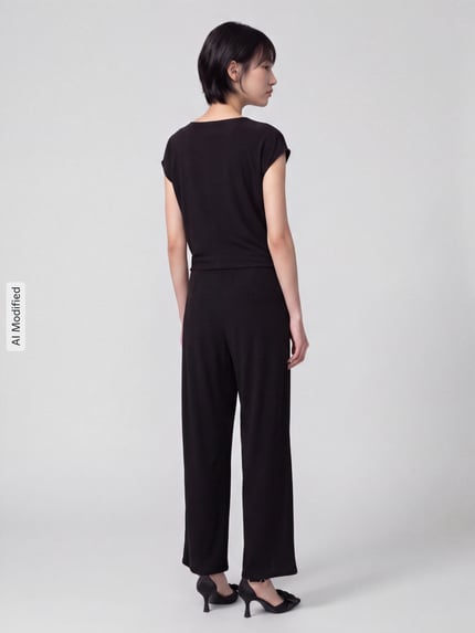 Vrouwenmodel draagt Regular fit jumpsuit met zij-steekzakken model 's.NOS' van ROBE LÉGÈRE in zwart, volledig van achteren, KI-modificeerd beeld