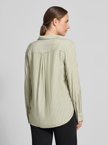 Vrouwenmodel draagt Regular fit blouse met lange mouwen van pure viscose van s.Oliver RED LABEL, lichtgroen gestreept, volledig rugaanzicht.