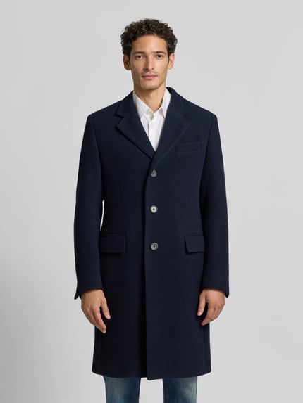 Männermodel trägt Regular Fit Mantel aus Woll-Mix von Polo Ralph Lauren in Dunkelblau mit glatter Textur, Ganzkörperansicht von vorne.