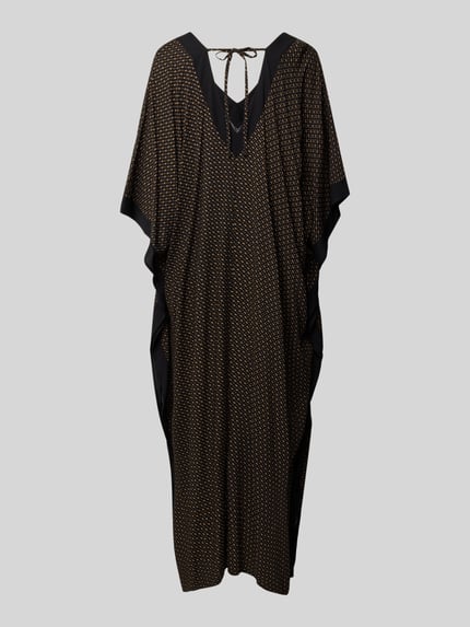 Frauenmodel trägt Loose Fit Kaftan aus reiner Viskose Modell 'MONOGRAM_KAFTAN' von BOSS, Maxi-Länge, Allover-Logo-Print, Ganzkörperansicht Rückansicht.