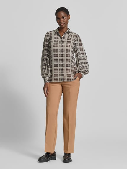 Frauenmodel trägt Weite Hose mit Viskose-Anteil Modell 'AUGUST' von Betty Barclay in Camel, glatte Textur, Ganzkörperansicht von vorne, Damen Weite Hose von Betty Barclay.