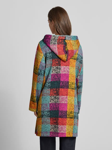 Frauenmodel trägt Mantel mit Kapuze und Eingrifftaschen von Apricot, bunt kariert, strukturierte Oberfläche, Ganzkörperansicht Rückansicht. Rückenlänge 88 cm, Schulterbreite 47 cm, Brustweite 59 cm, Ärmellänge 60 cm.