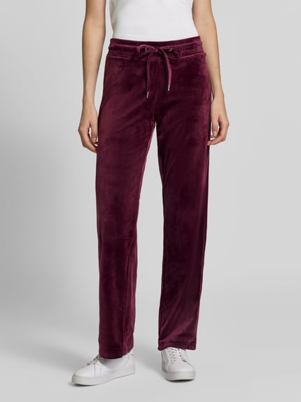 Vrouwenmodel draagt broek van het Twinset met Kangoeroezak Model 'MITZA SET' van b.young, materiaalmix met stretch, regular fit, elastische band met trekkoord, bordeauxrood, fluweeltextuur, detailopname onderlichaam.