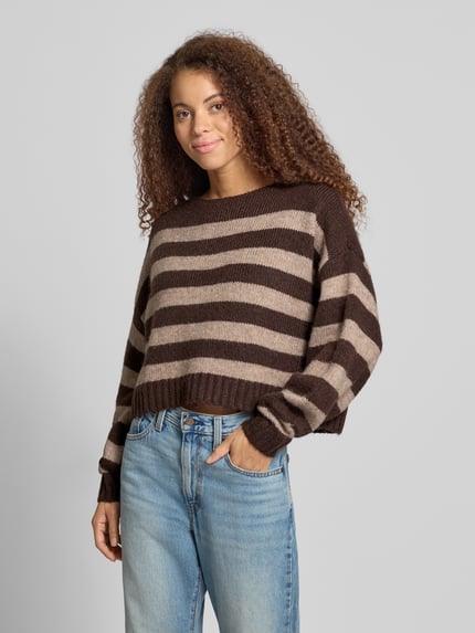 Frauenmodel trägt Pullover mit U-Boot-Ausschnitt von ONLY, mehrfarbig gestreift, Strickoptik, lange überschnittene Ärmel, Nahaufnahme Oberkörper.