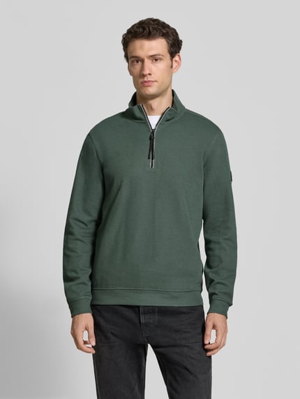 Männermodel trägt Relaxed Fit Sweatshirt aus katoenmix Model 'SELANIK' van LERROS in donkergroen met schipperskraag, Ruglengte bij maat M: 68 cm, Mouwlengte bij maat M: 65 cm, elastische afwerkingen, Ganzkörperansicht van voren.
