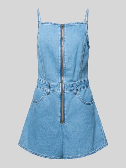 Produktfoto, Regular Fit Playsuit aus Denim von Levi's®, hellblauer Baumwollstoff mit Kontrastnähten, Square-Neck-Ausschnitt, sichtbarer Reißverschluss, Taillenpasse, seitliche Eingrifftaschen und Gesäßtaschen, verstellbare Spaghettiträger, strukturierte Oberfläche