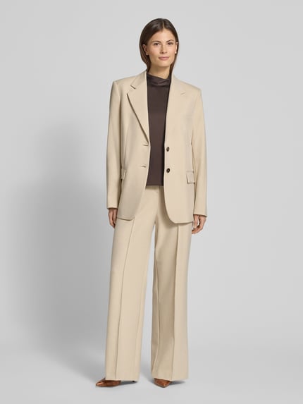 Frauenmodel trägt Regular Fit Blazer mit Pattentaschen Modell 'PARIS' von Mango in Beige, Material-Mix, Reverskragen, Ganzkörperansicht von vorne.
