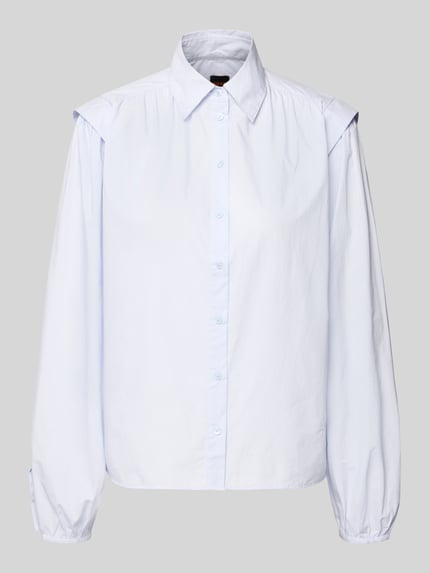 Produktfoto, Regular Fit Langarmbluse aus reiner Baumwolle Modell 'C_BOSALLY' von BOSS Orange, Optik: Unifarben, feine Webstruktur, Hemdkragen, einreihige Knopfleiste, Label-Stitching, langarm mit Manschetten, abgerundeter Rumpfabschluss, hellblaue Farbgebung.